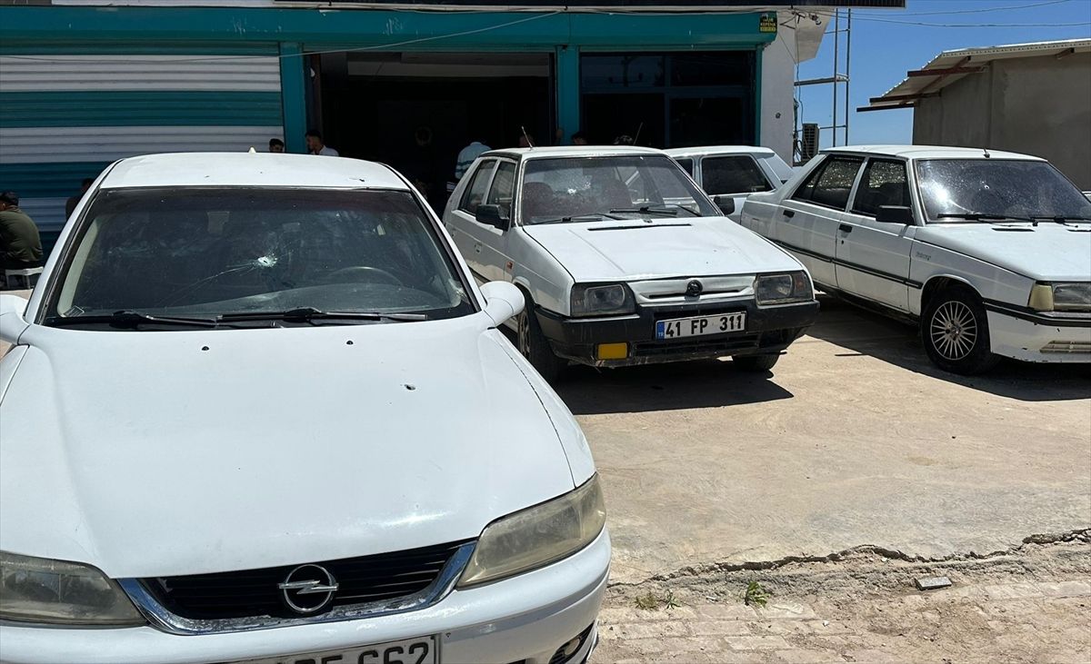 Şanlıurfa'da iş yerine düzenlenen silahlı saldırıda 5 otomobil zarar gördü