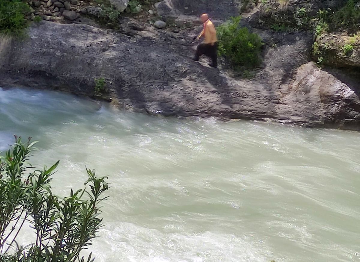 Serinlemek için girdiği çayda akıntıya kapılarak kayboldu