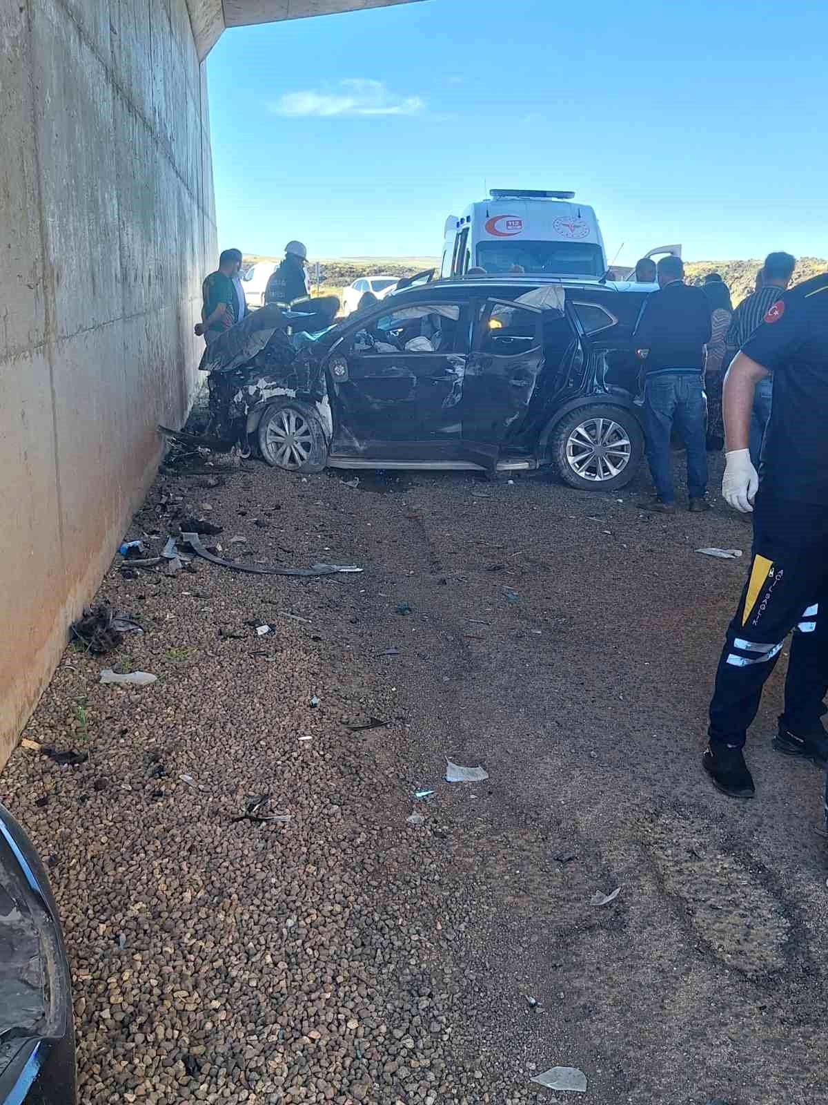 Seyir halindeki otomobil alt geçitte duvara çarptı: 5 yaralı