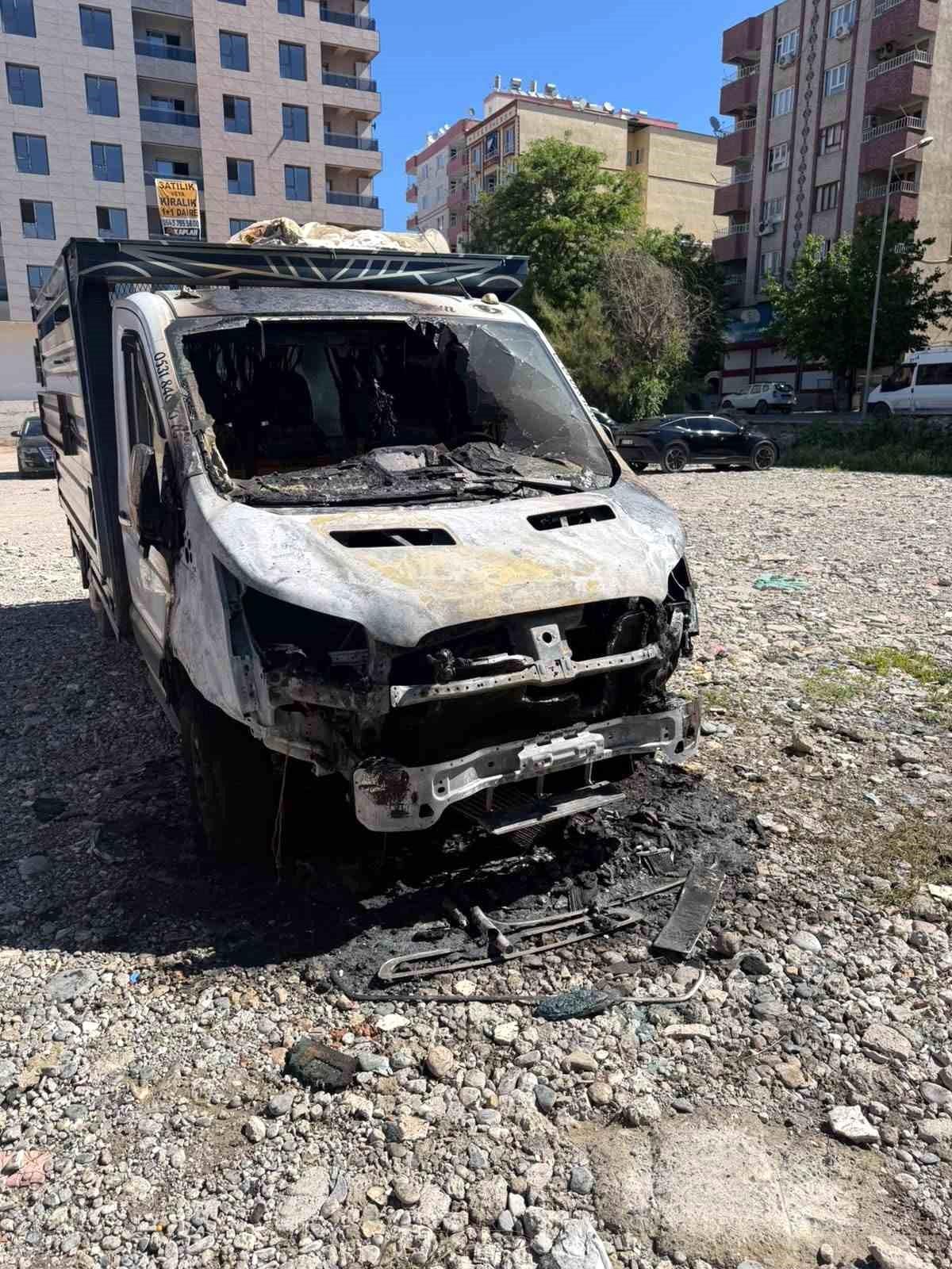 Siirt'te park halindeki kamyonet yandı