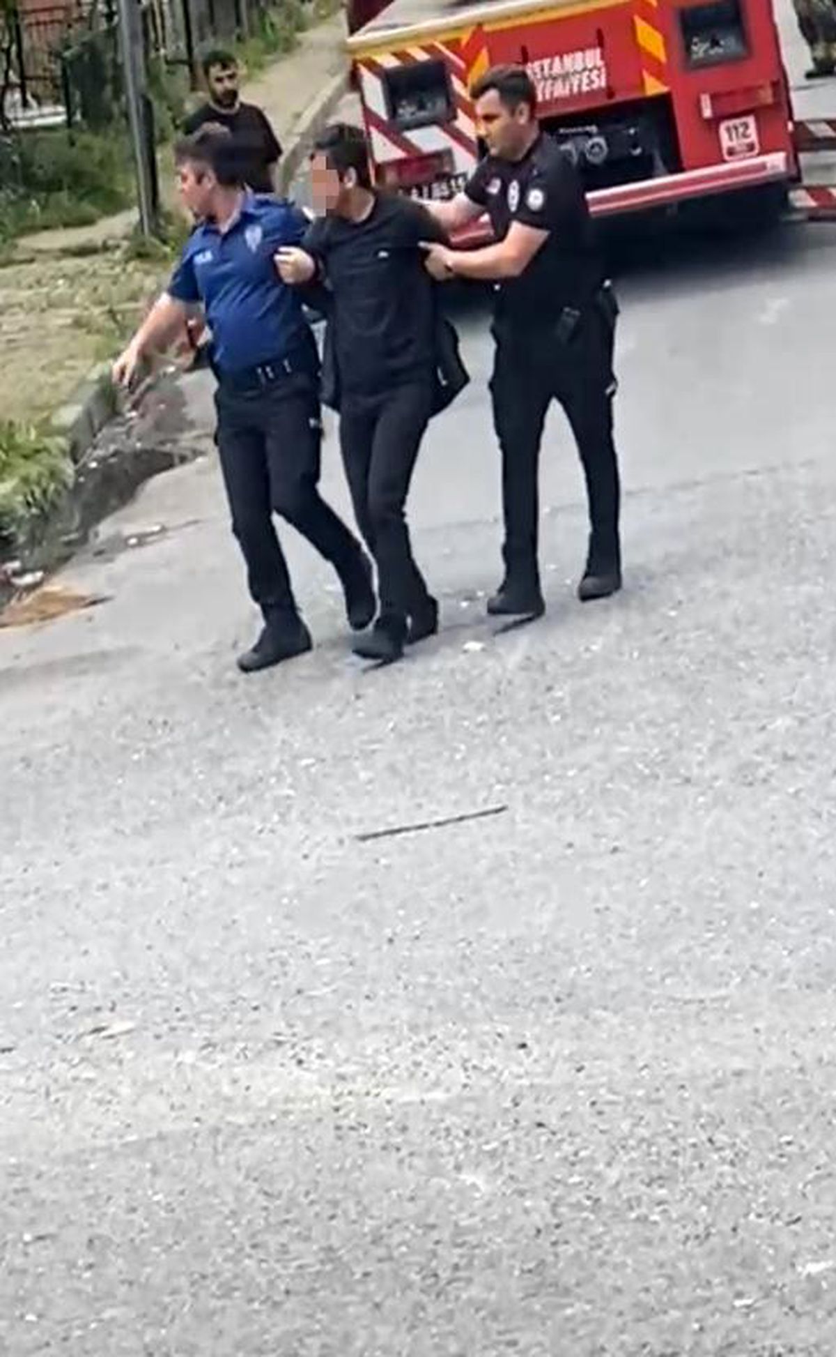 Sultangazi'de bir şahıs annesini evde rehin aldı