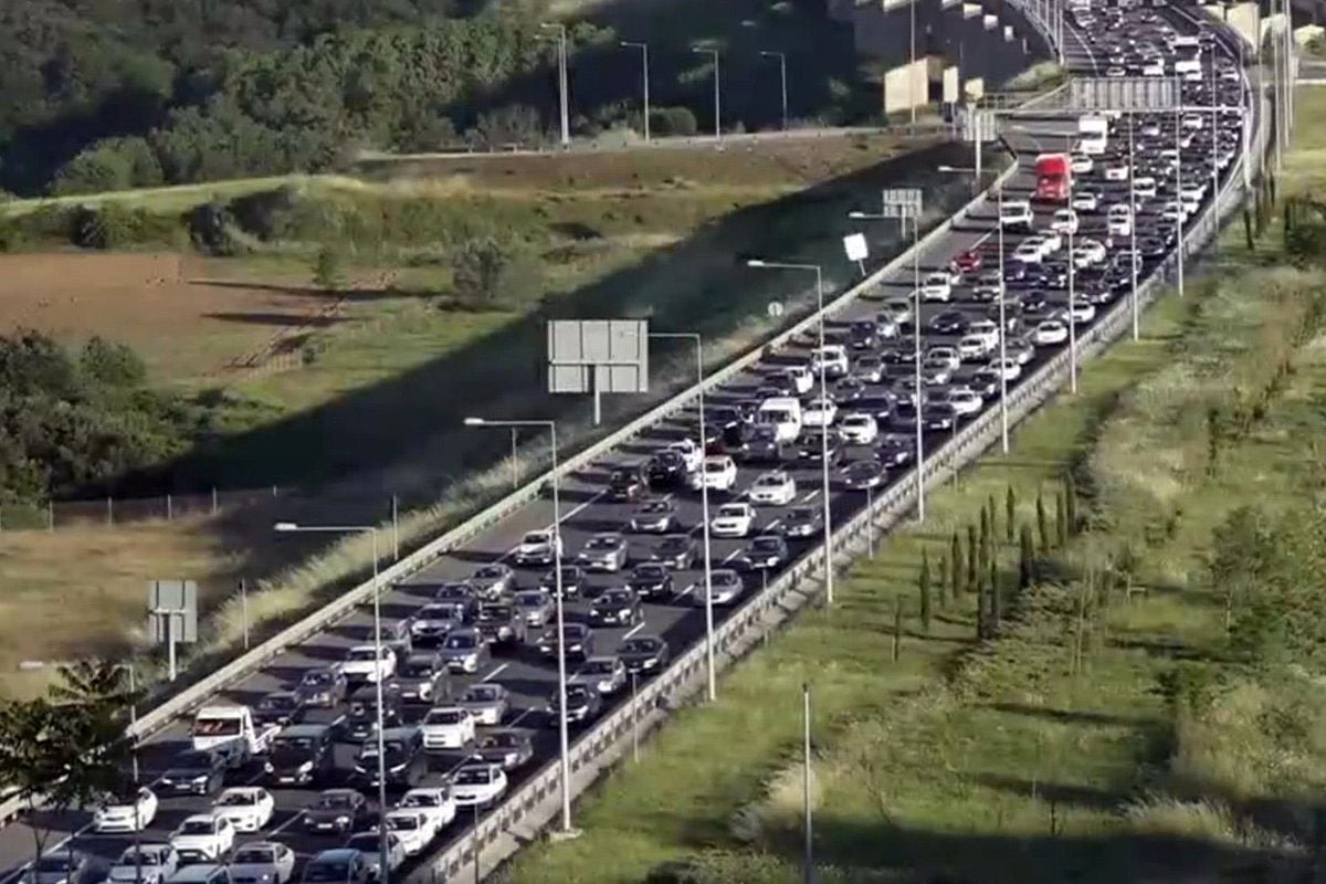 Tatilciler dönüş yolunda! Tekirdağ ve İzmit yolunda trafik kilit