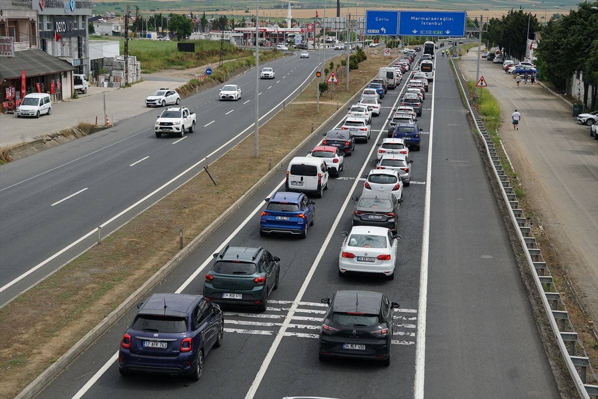 Tekirdağ-İstanbul kara yolunda bayram tatilinin son gününde dönüş yoğunluğu yaşanıyor