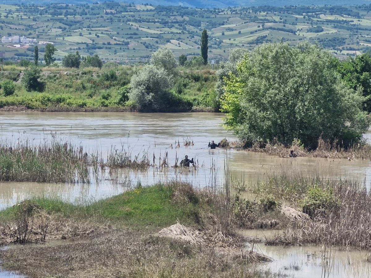 Tokat'ta Kelkit Çayı'na düşen 2 genci arama çalışmaları sürüyor