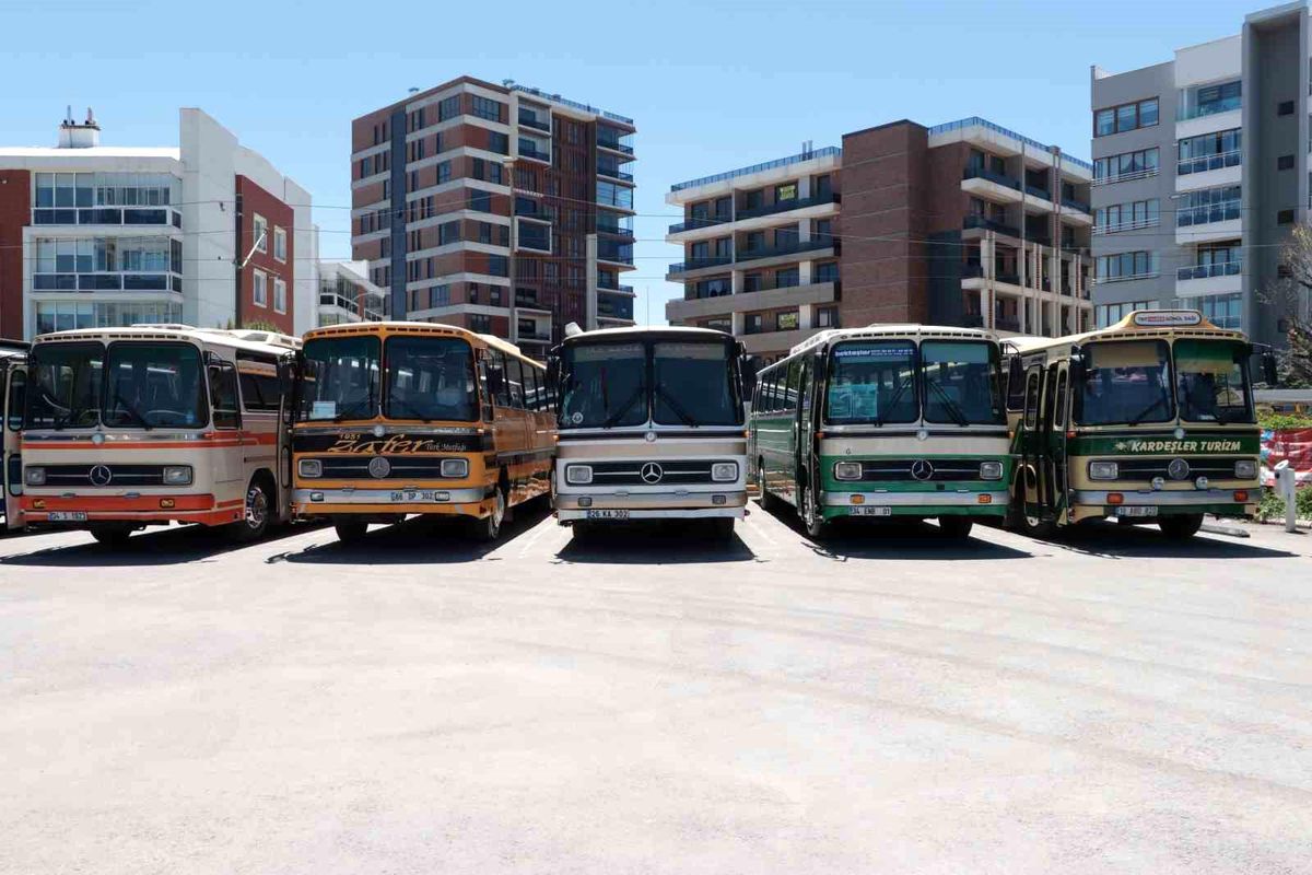 Türkiye'nin dört bir yanından gelen klasik otobüsler Eskişehir'de buluştu