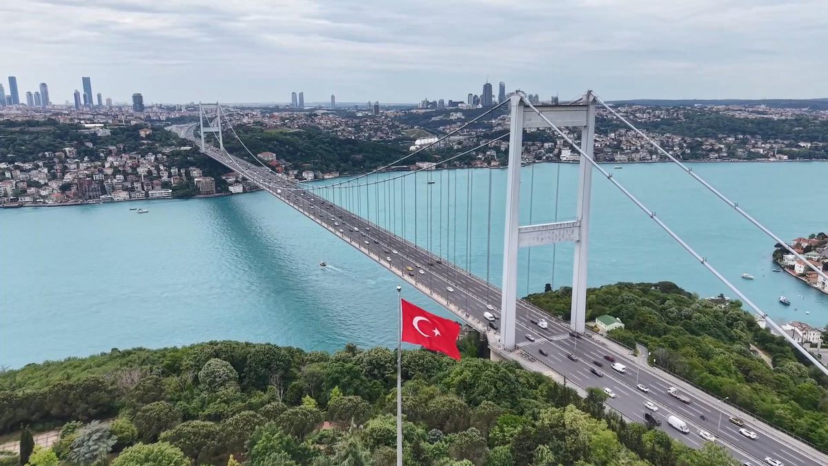 Turkuaz renge bürünen İstanbul Boğazı havadan görüntülendi