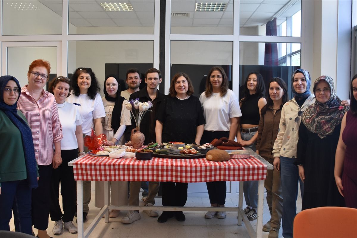 Üniversiteliler, Afyonkarahisar'ın yöresel ürünlerini keçe tekniğiyle süs eşyasına yansıtıyor