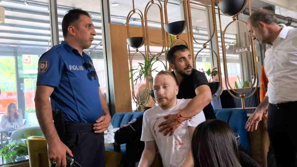 Yol kavgasında kan aktı: 1'i ağır 4 kişi bıçakla, 1 polis memuru arbede sonucu yaralandı