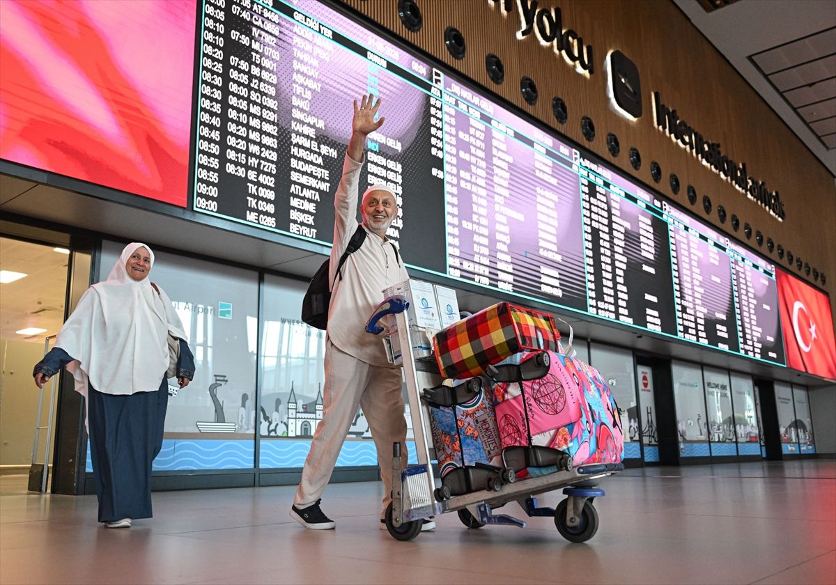 Yurda dönen hacılar İstanbul Havalimanı'nda yakınları tarafından karşılandı