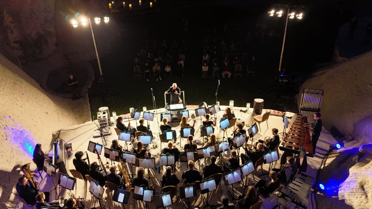 ABD'li müzik topluluğu, Kapadokya'da konser verdi; geliri hastalara harcanacak