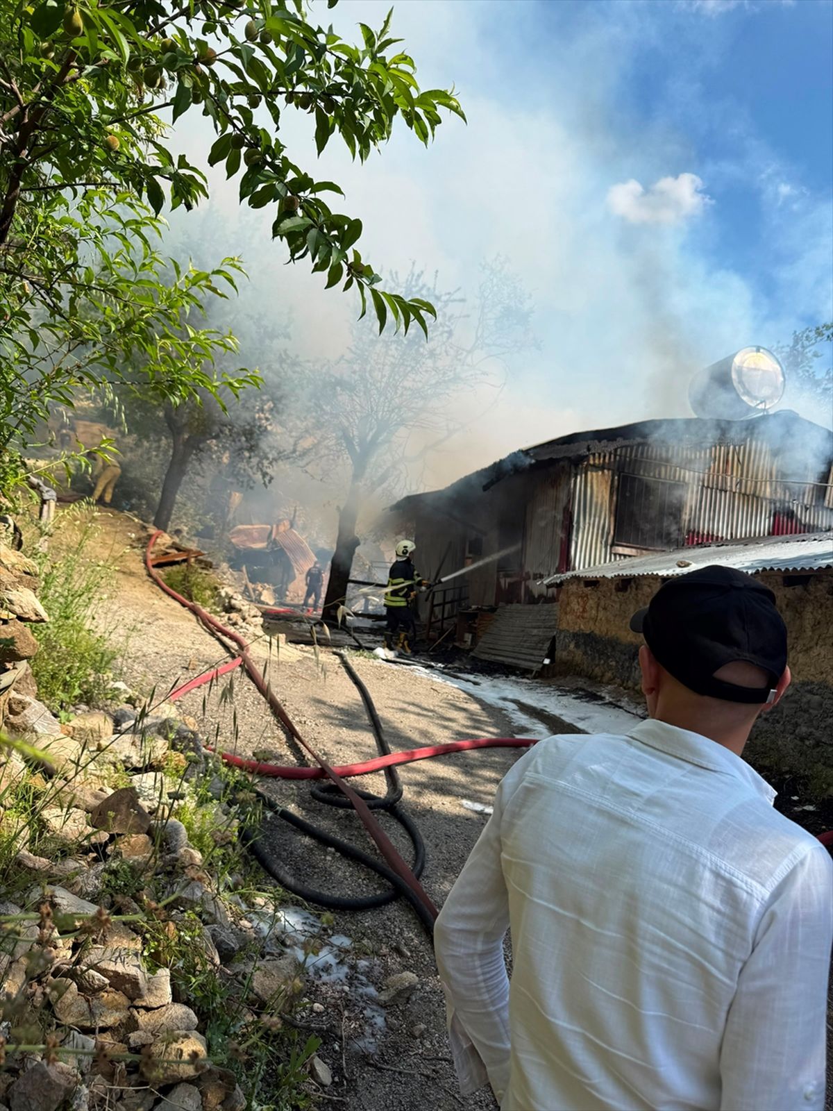 Adana'da yayla evinde çıkan yangın ormanlık alana sıçramadan söndürüldü