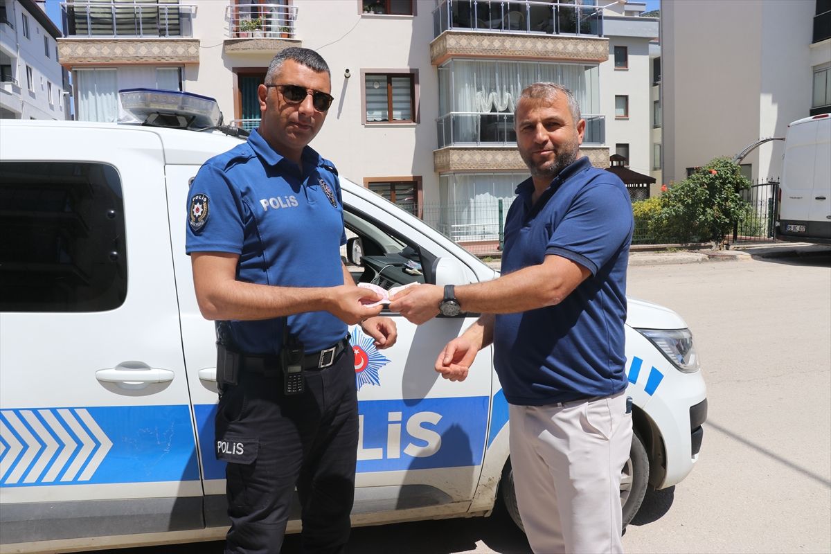 Amasya'da bir vatandaş yolda bulduğu parayı polise teslim etti