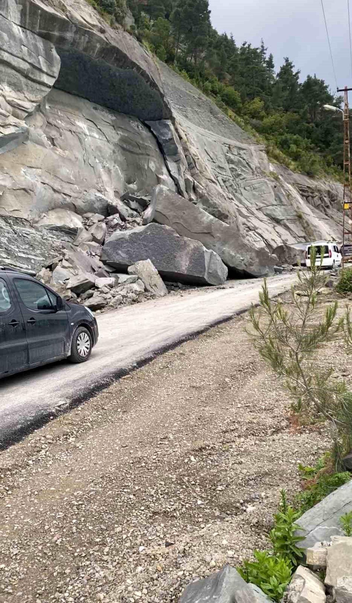 Ayancık'ta heyelan: Köy yolu trafiğe kapatıldı
