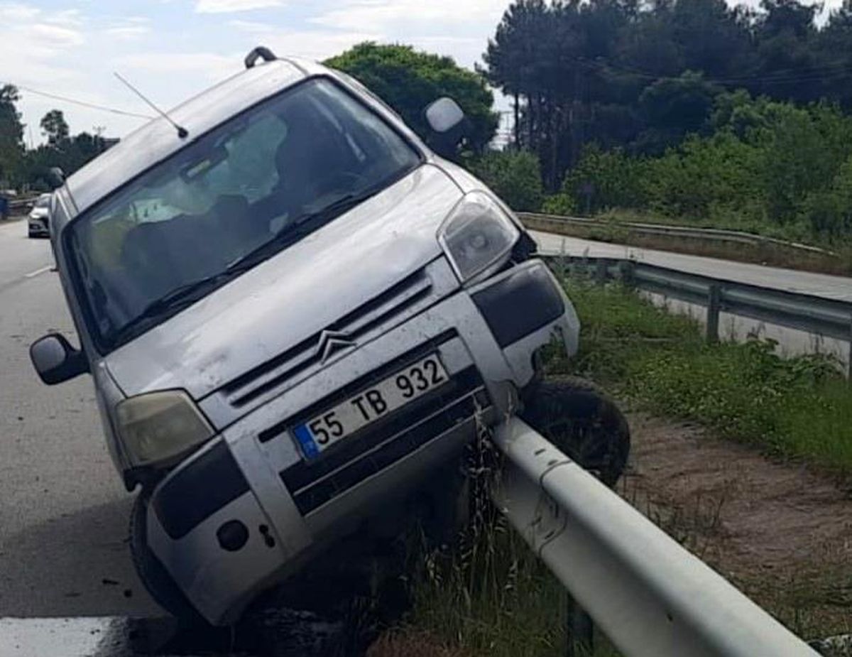 Bafra'da kontrolden çıkan otomobil bariyerlere çarptı: 4 yaralı