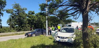 Bafra'da SUV tipi araçla otomobilin çarpıştığı kazada 2 kişi yaralandı