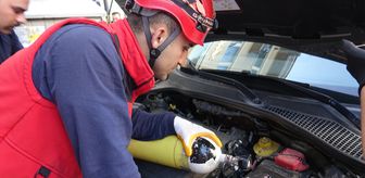 Balıkesir'de otomobilin motor kısmına giren yavru kedi kurtarıldı