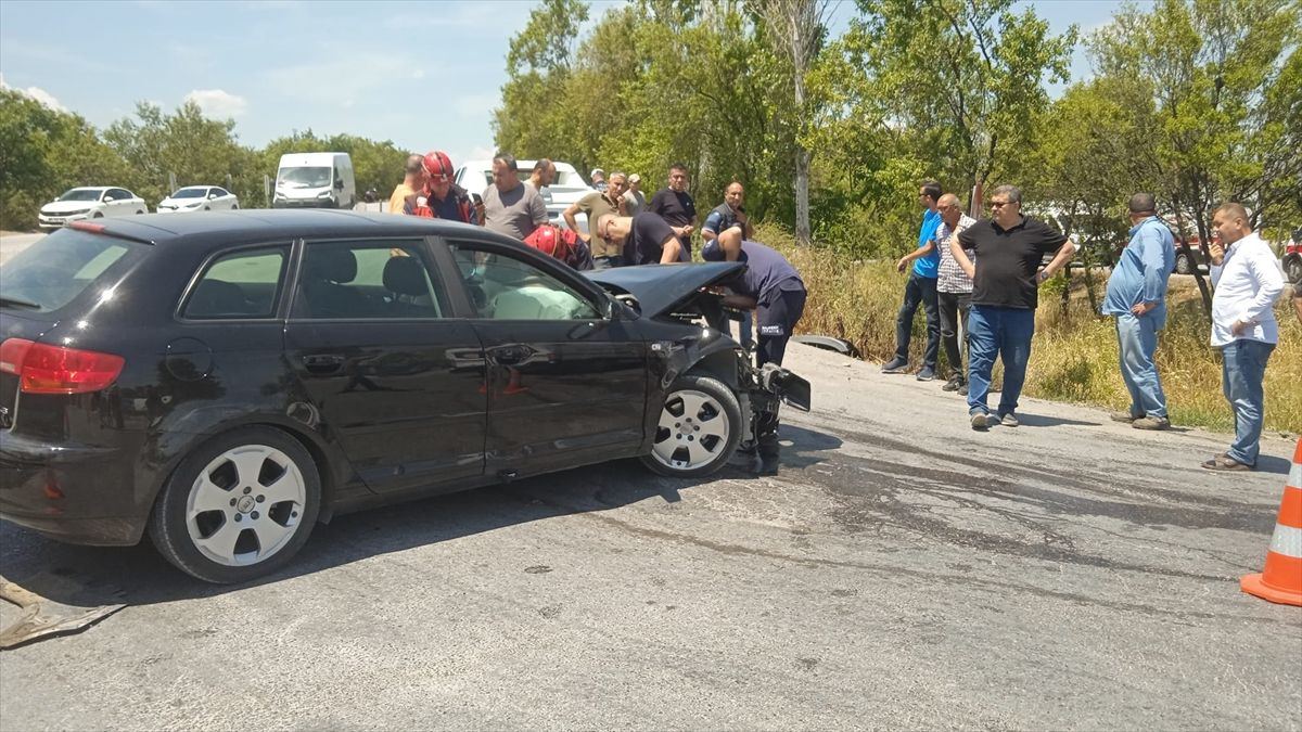 Balıkesir'de otomobille yolcu minibüsünün çarpıştığı kazada 14 kişi yaralandı
