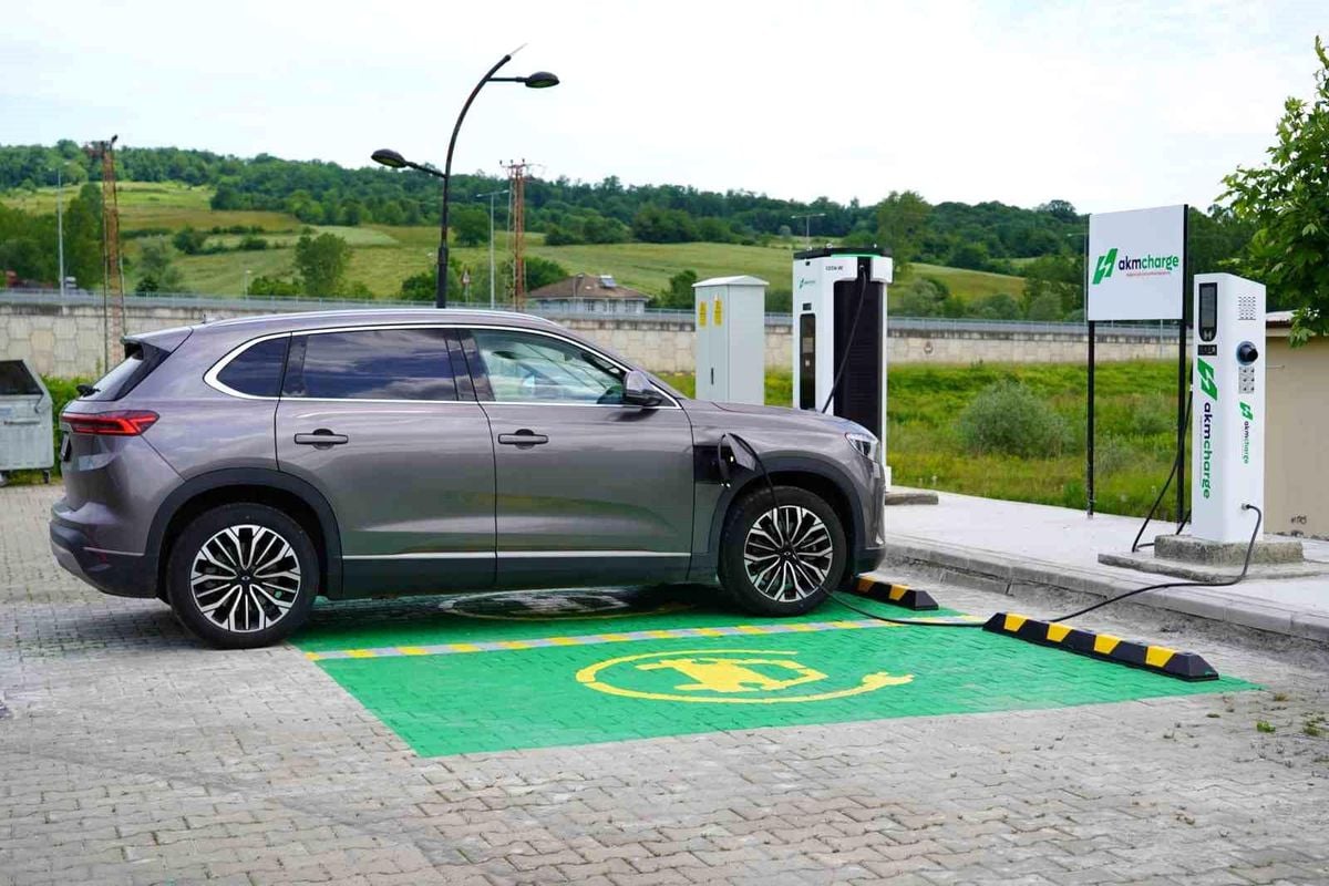 BARÜ elektrikli araç şarj istasyonu kullanıma açıldı