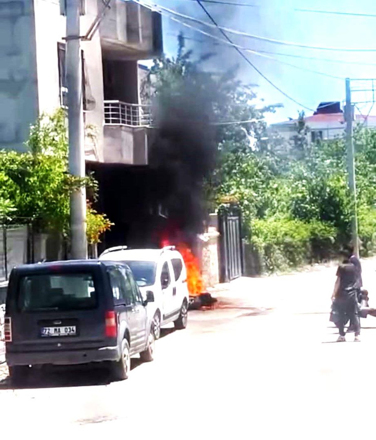 Batman'da park halindeki motosiklet küle döndü