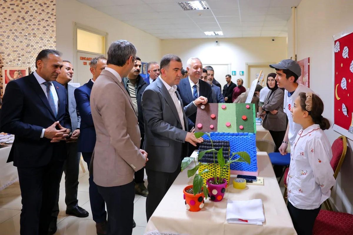 Bayburt'ta özel öğrenciler projelerini bilim fuarında sergiledi