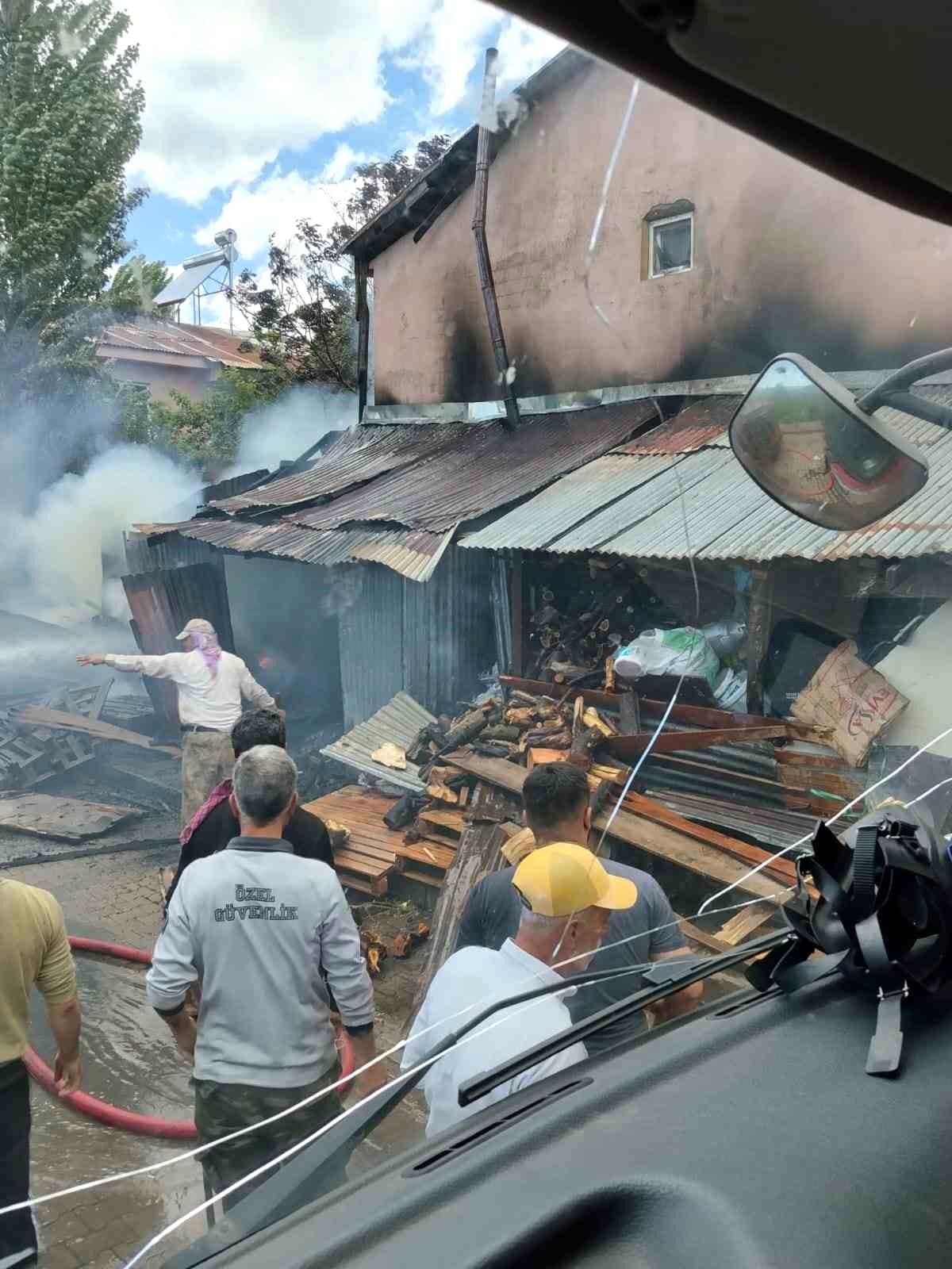 Bingöl'de ev yangını: 2 kişi dumandan etkilendi