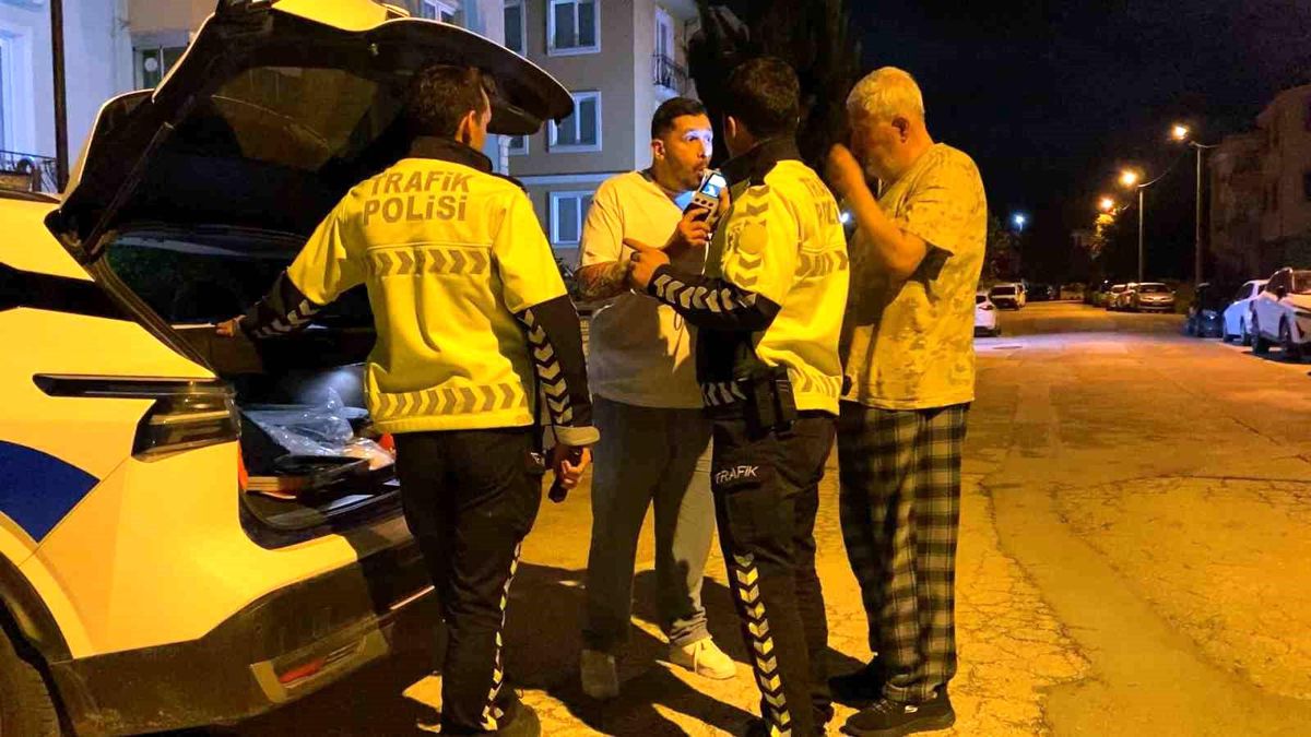 İnegöl'de alkollü sürücü kaza yapıp kaçtı, aracında uyurken yakalandı