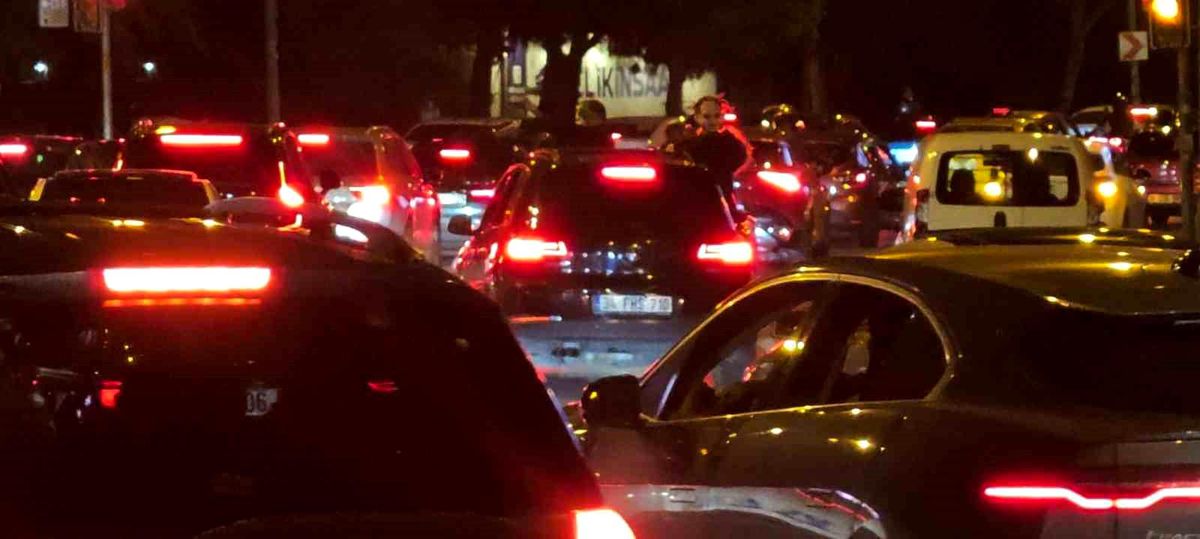 Camdan sarkarak trafiği tehlikeye atan genç polis denetimine takıldı