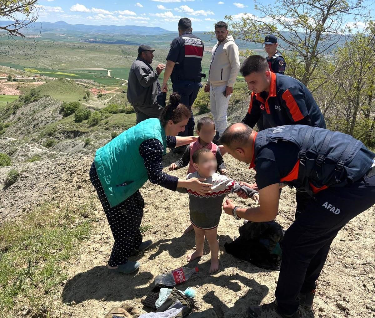 Çamura saplanan çocukları ekipler kurtardı