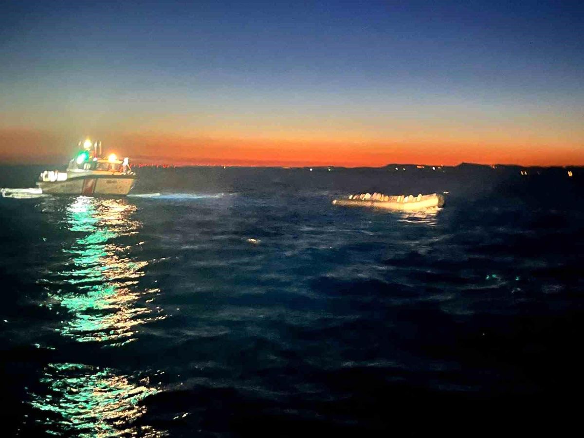 Çanakkale'de motoru arızalanan lastik botla sürüklenen 30 kaçak göçmen kurtarıldı