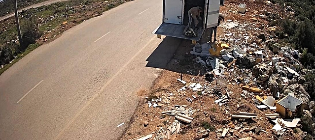 Çevreyi kirletenler fotokapan kamerasına böyle yakalandı