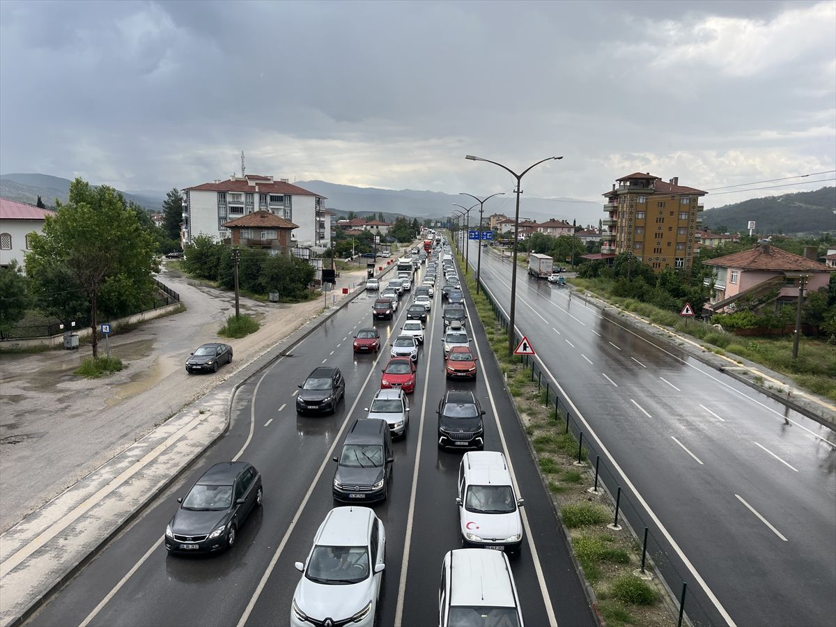 Çorum'da bayram dönüşü D-100 kara yolunda trafik yoğunluğu devam ediyor