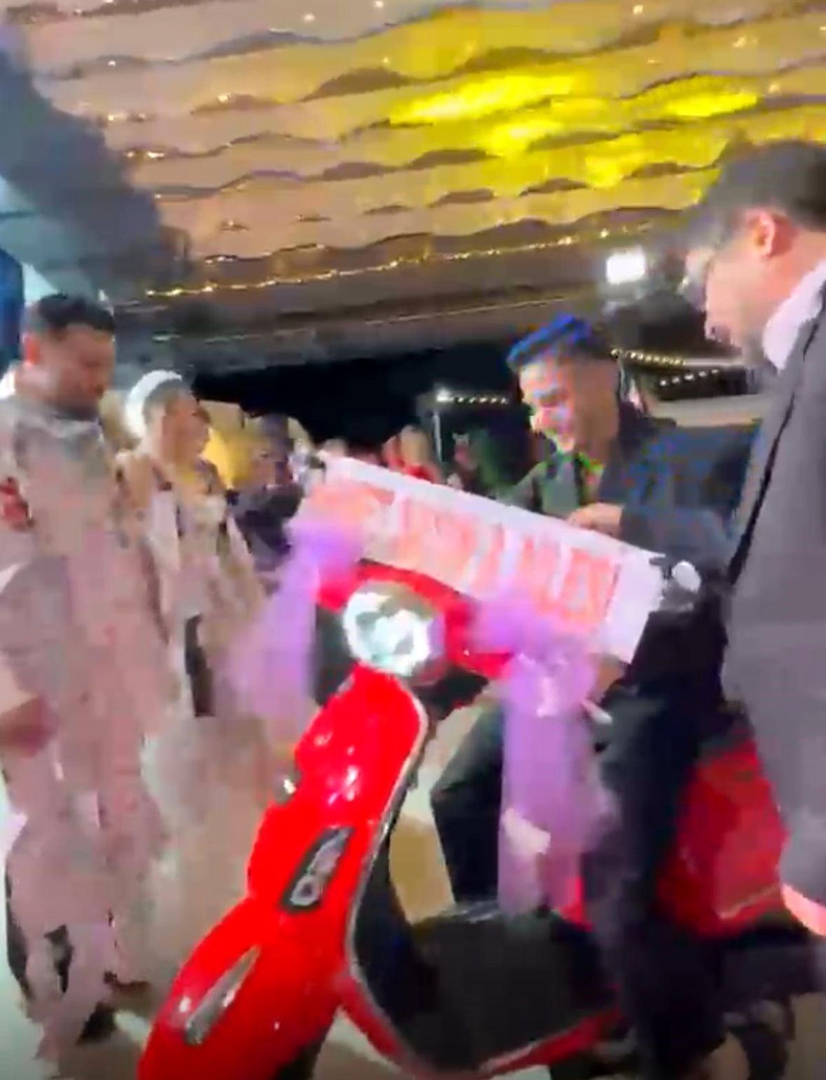 Damada düğünde kırmızı motosiklet sürprizi