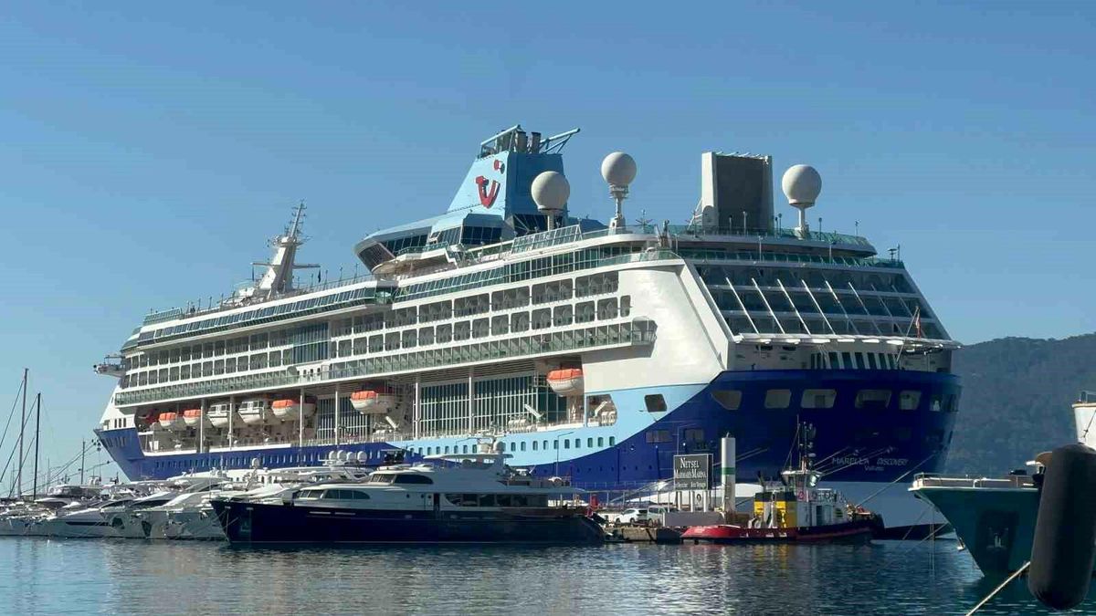 Dev gemi 2 bin500 yolcusu ile Marmaris Limanı'na demirledi
