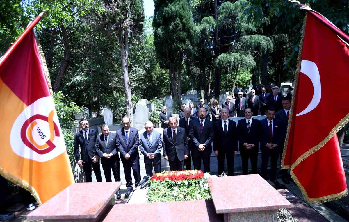 Dursun Özbek, Ali Sami Yen ve Süleyman Seba'nın kabrini ziyaret etti