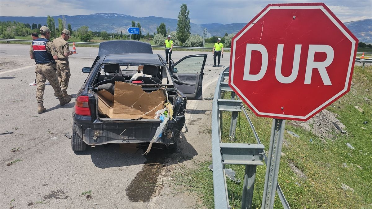 Erzincan'da iki otomobil çarpıştı, 4 kişi yaralandı