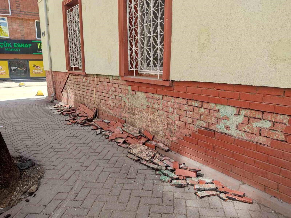 Eskişehir'de cami duvarının dekoratif tuğlaları deforme olup kaldırıma döküldü
