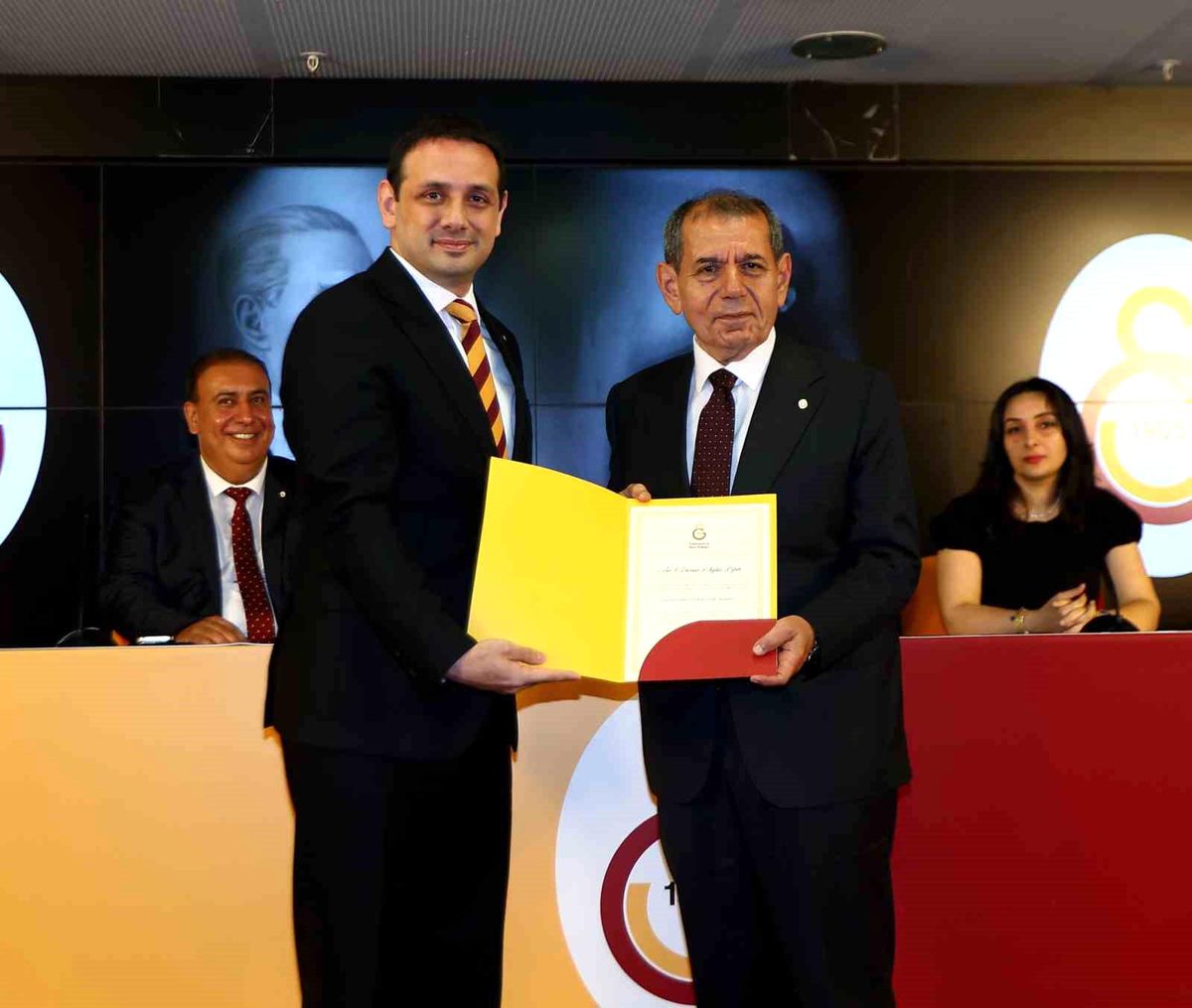 Galatasaray'da yeni yönetim mazbatalarını aldı