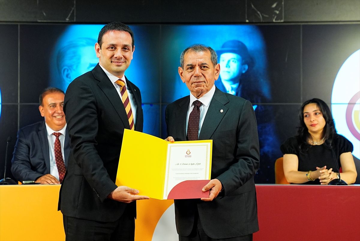 Galatasaray'da yeniden başkanlığa seçilen Dursun Özbek ile yönetimi mazbatalarını aldı