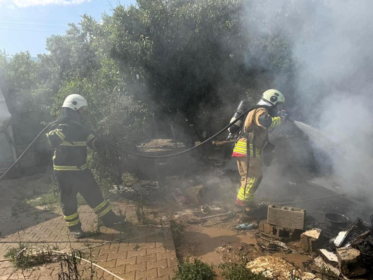 Hatay'da bahçe ve çadır yangını