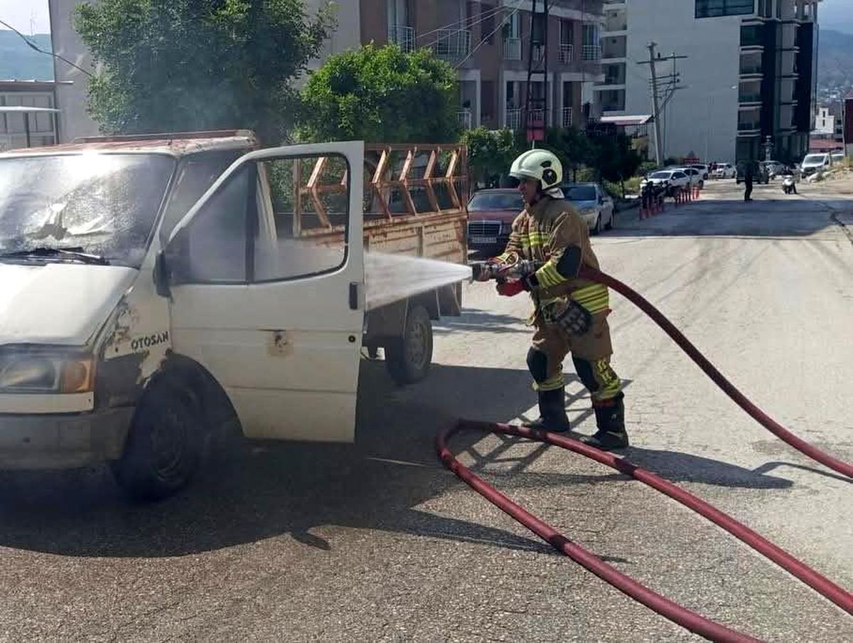 Hatay'da seyir halindeki kamyonet alevlere teslim oldu