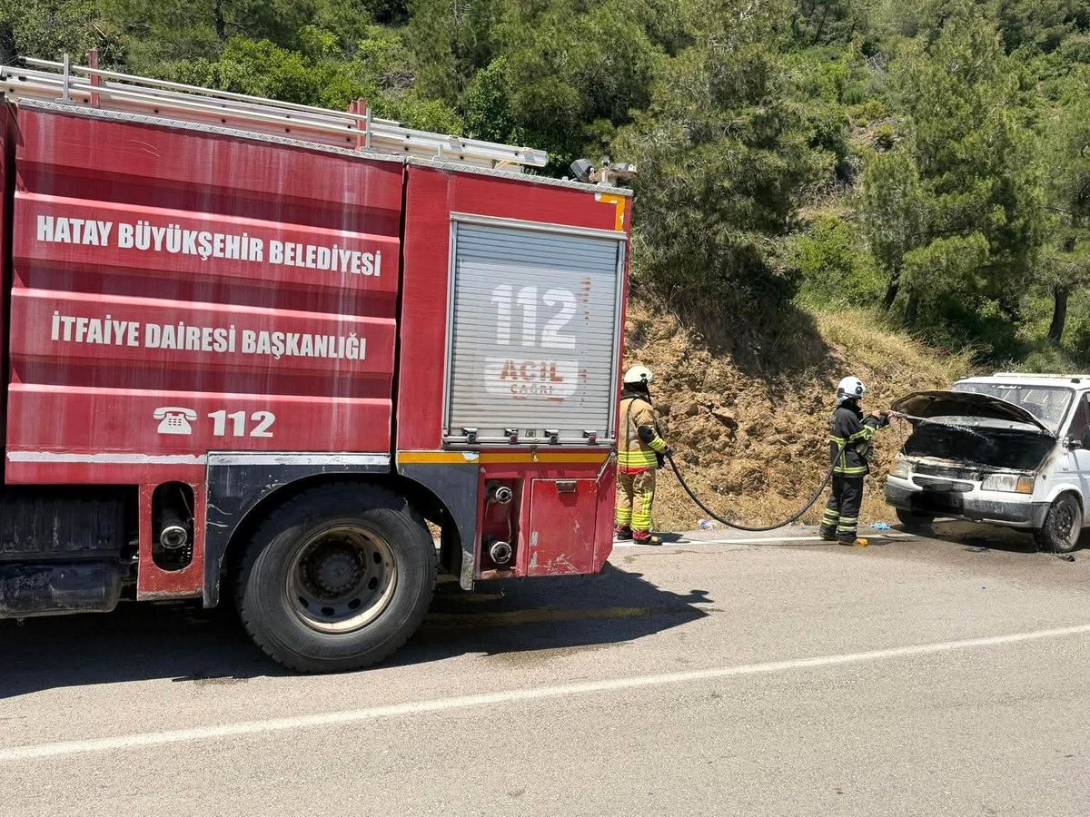 Hatay'da seyir halindeki otomobil alevlere teslim oldu
