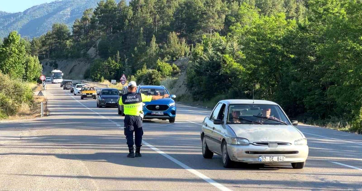 Isparta-Antalya kara yolunda jandarmadan kesintisiz denetim