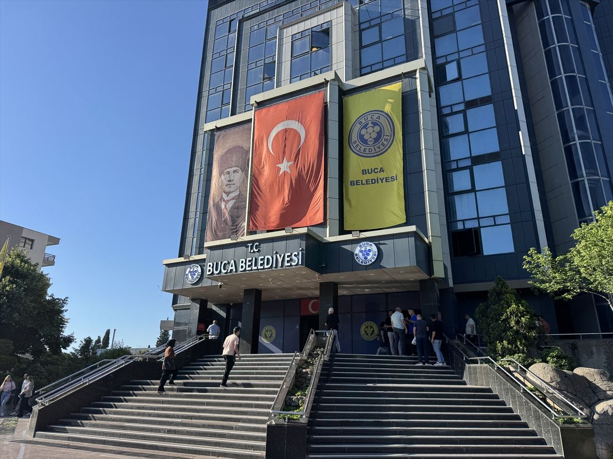 İzmir'de Buca Belediyesine yönelik operasyonda Belediye Başkanı Duman ve 52 şüpheli yakalandı