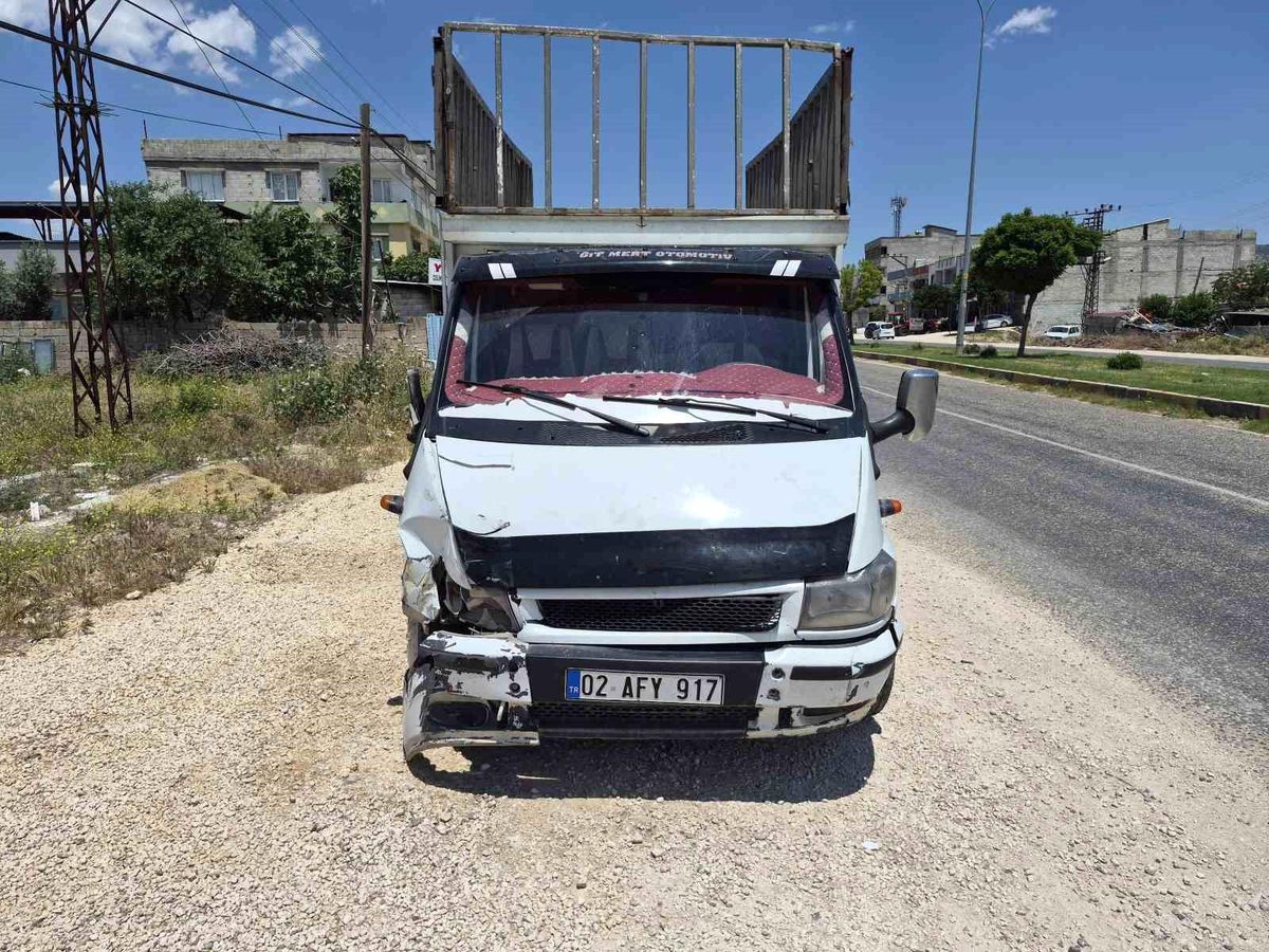 Kamyonet ile çarpışan motosikletin sürücüsü yaralandı