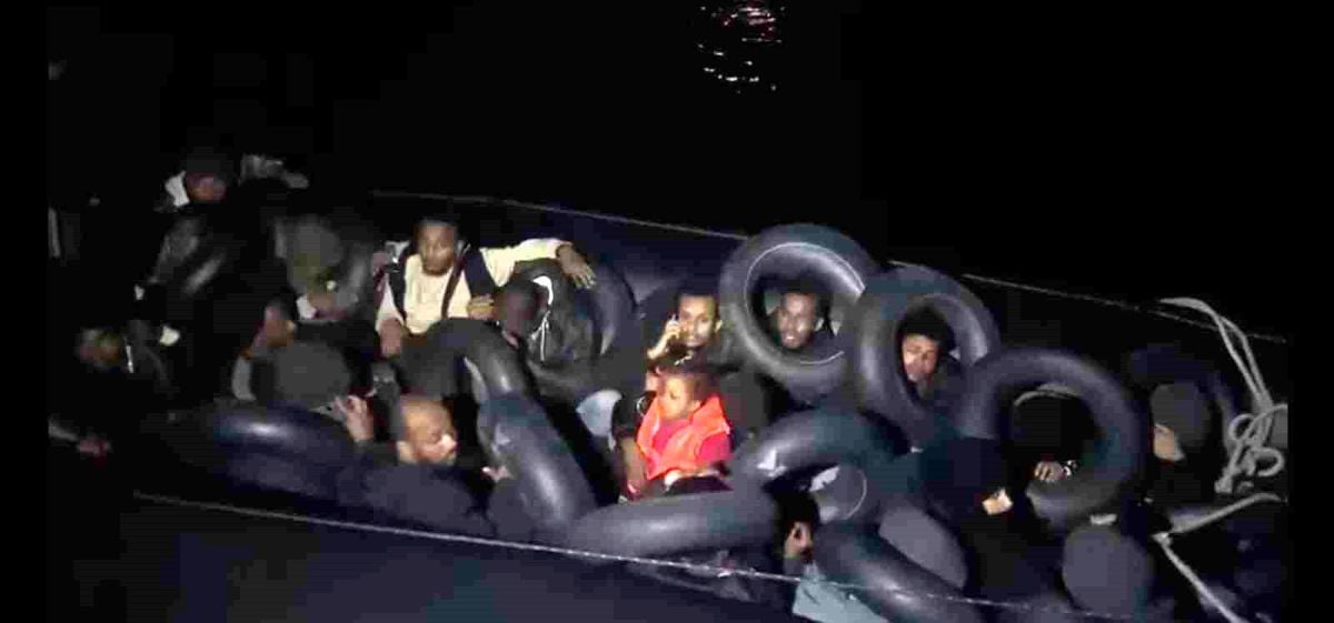 Karaburun açıklarında sürüklenen lastik bottaki 31 göçmen kurtarıldı