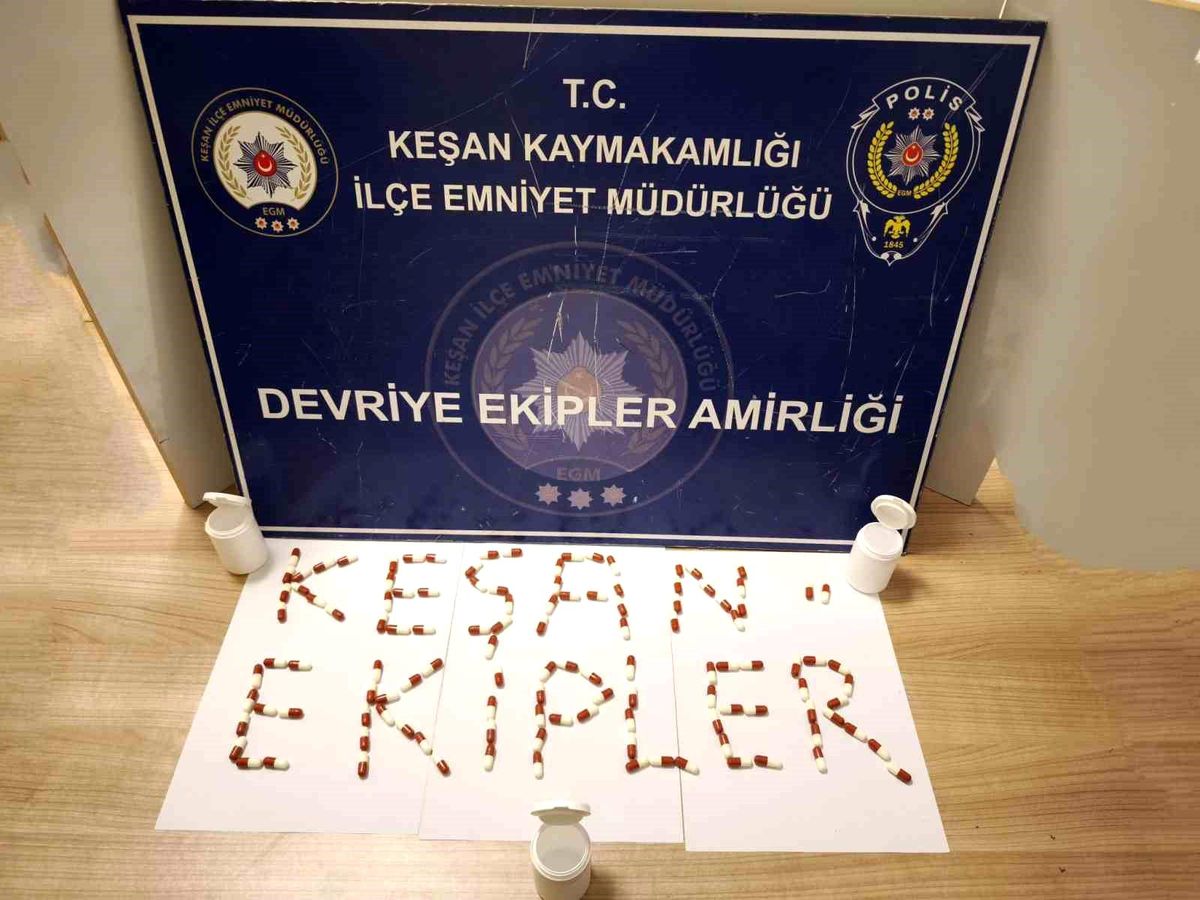 Keşan'da polisin arama yaptığı evde 120 adet sentetik ecza ele geçirildi