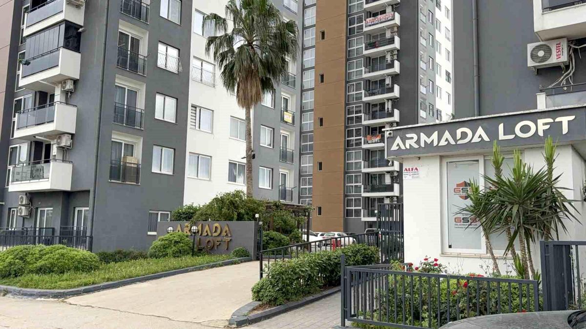 Komşusunun evine otomatik tabancayla ateş açtı