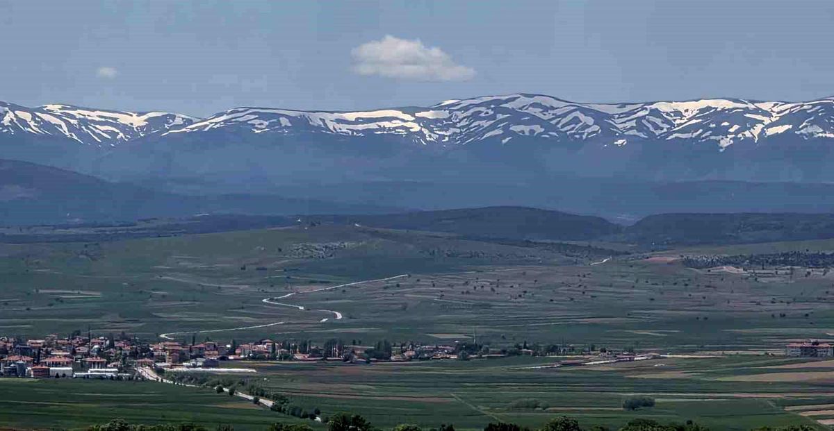 Kütahya'da kartpostallık manzara zirvede kar, ovada bahar