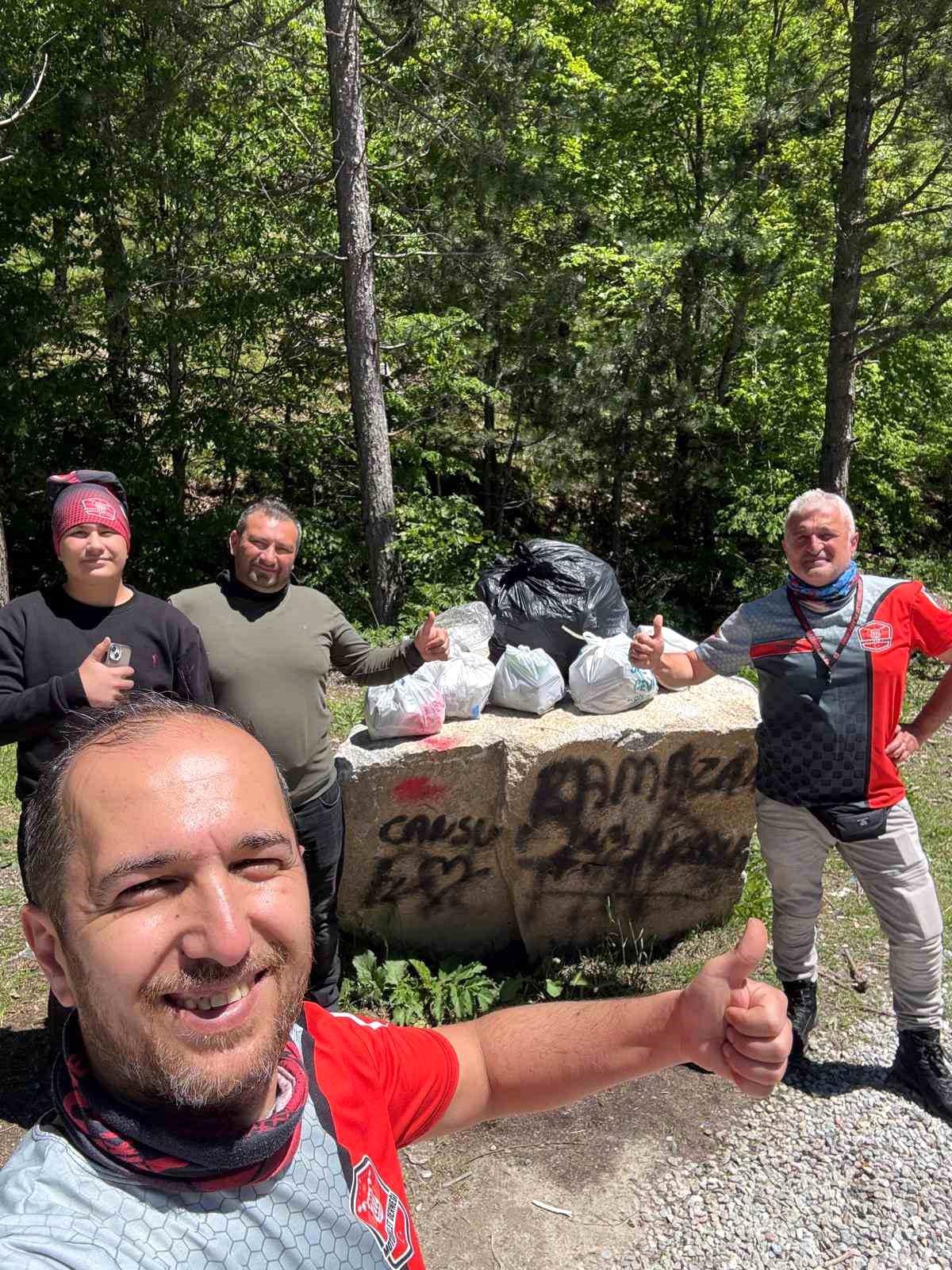 Kütahya'da kirlenen mesire alanını Eskişehirli motosiklet grubu temizledi