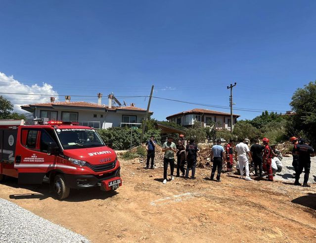 Menteşe'de altyapı çalışmasında işçi toprak altında kaldı